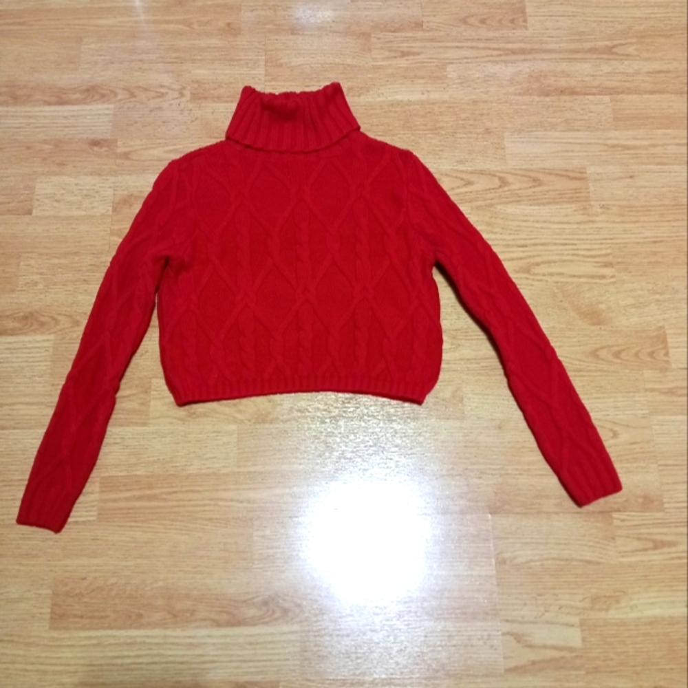 Hollister red cropped cable turtle neck sweater. Size xs. EUC.
